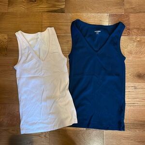 Old Navy Women’s Ribbed Tanks size Medium?